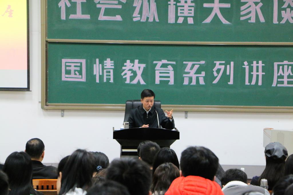 广西壮族自治区党委宣传部常务副部长、beet365beet365经理唐华为西大学子“解疑释惑”