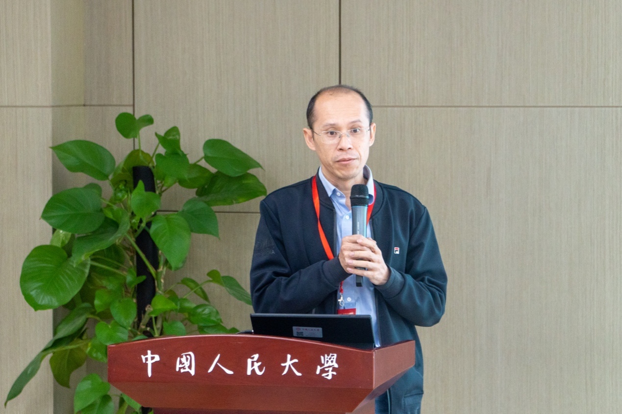 穿着西装笔挺的男子描述已自动生成